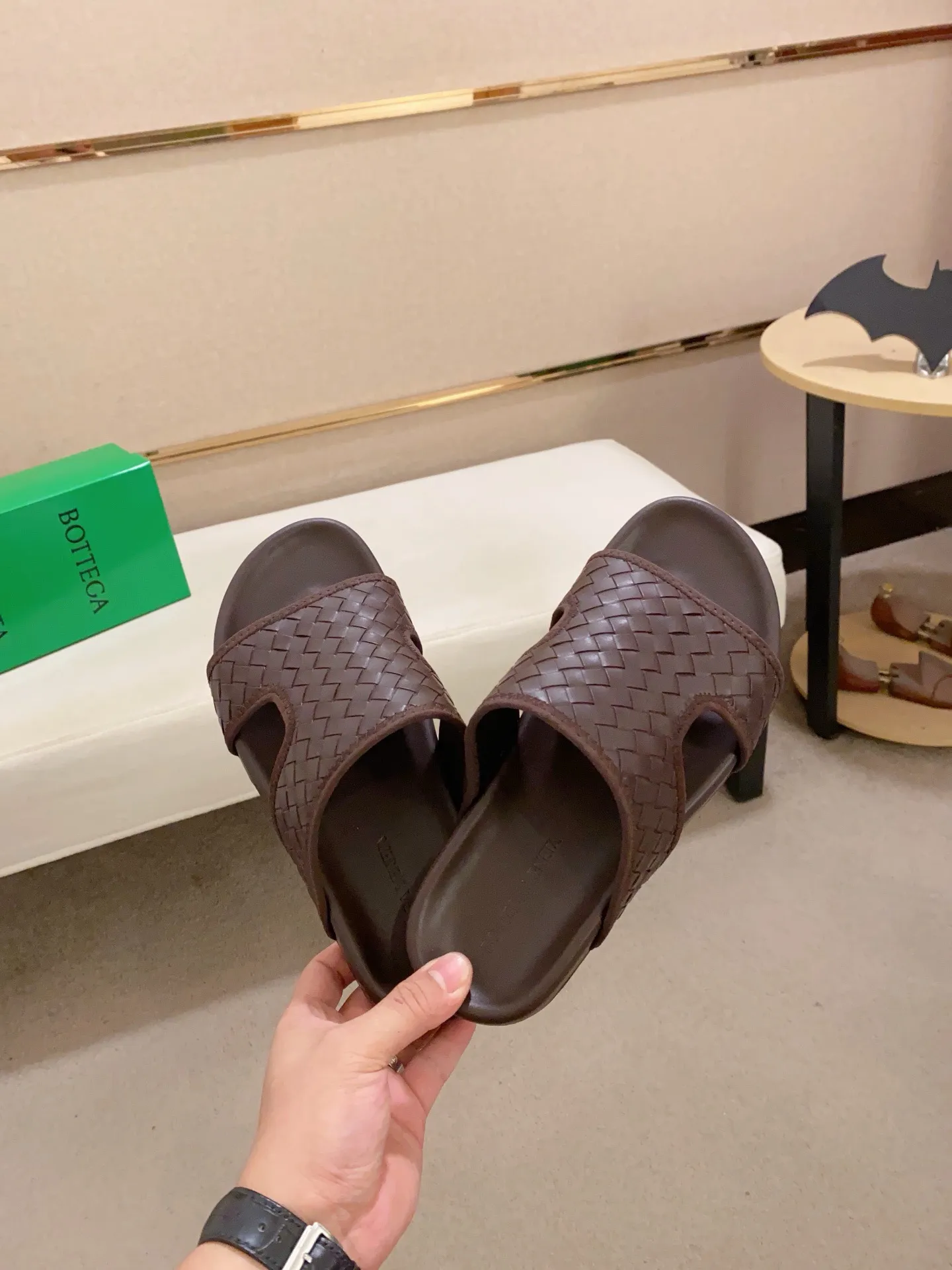 Men's shoes 💰: 320💰[BV~Bottega Veneta] Trendy new slippers are on the market. Same style as the official website. Counter quality [strong][strong][strong] Selected cow patent leather weaving. High-end atmosphere. Very cost-effective. Original wear-resistant rubber outsole. Fine workmanship. The upper layer of materials is used. The quality is visible. Shoe size 38-45.